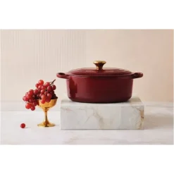 Cocotte en Fonte Ovale 29 cm Garnet Bouton Doré Le Creuset Signature
