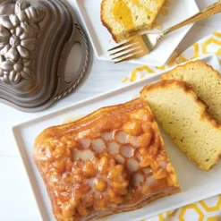 Moule à Cake Fleurs et Abeilles Toffee Nordic Ware