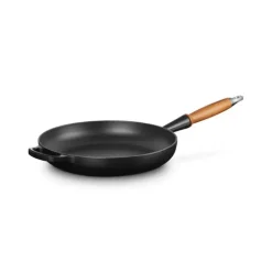 Poêle en Fonte 28 cm Noir Mat avec Manche en Bois Le Creuset Signature