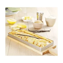 Rectangle perforé 28 x 11 cm de L'école Valrhona par De Buyer